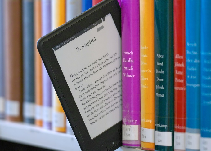 eBook-Reader zwischen Büchern im Regal