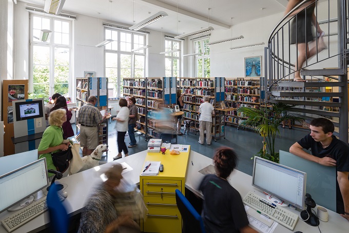 Innenansicht der Stadtteilbibliothek im Kneippweg