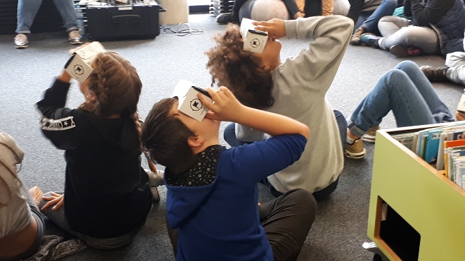 Junge Leute mit VR-Brillen