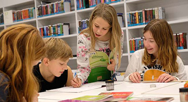 Kitas und Schulen - Bild: Schülerinnen und Schüler lernen gemeinsam in der Bibliothek